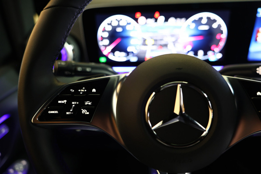 Mercedes-Benz V-Klasse V300d 4Matic XXL LUCHTVERING LEDER CARPLAY STOELVENT. '24 Er wordt ook de bank op de 3e rij bijgeleverd+ tussenschot