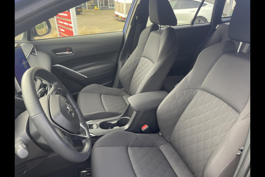 Toyota Corolla Cross Hybrid 140 Style Bi-Tone | Stuur-/ & Stoelverwarming | Parkeersensoren | Dodehoek detectie | Elektrische kofferbak