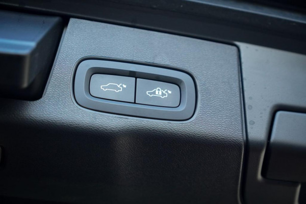 Volvo XC60 2.0 T6 Plug-in hybrid AWD Plus Dark / Pano / Harman Kardon / 20'' / Incl BTW