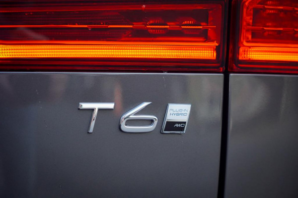 Volvo XC60 2.0 T6 Plug-in hybrid AWD Plus Dark / Pano / Harman Kardon / 20'' / Incl BTW