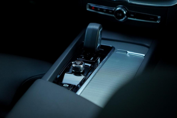 Volvo XC60 2.0 T6 Plug-in hybrid AWD Plus Dark / Pano / Harman Kardon / 20'' / Incl BTW