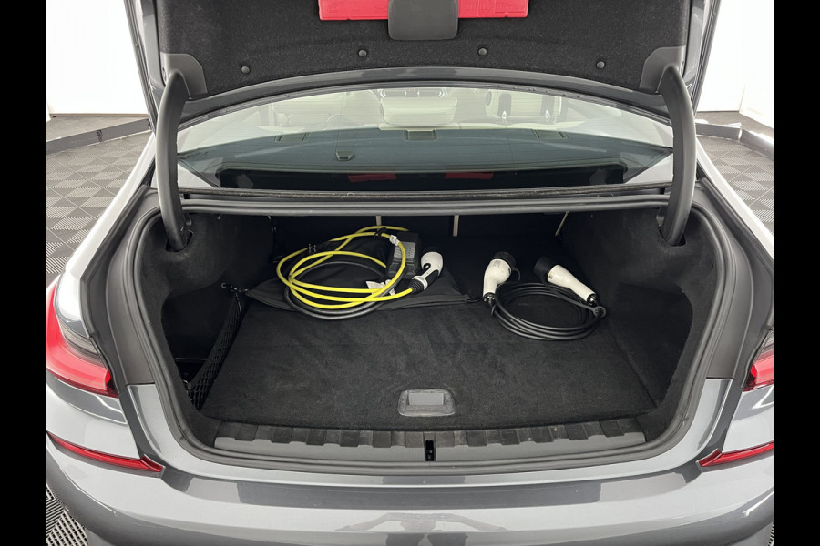 BMW 3-serie 330e M-Sportpack High Executive Performance Pack (INCL-BTW) *HEAD-UP | FULL-LEATHER | FULL-LED | HIFI-SOUND | CAMERA | HEATED-SPORTSEATS | CARPLAY | DIGI-COCKPIT | NAVI-FULLMAP | AMBIENT-LIGHT | ECC | PDC | CRUISE | 19''ALU*