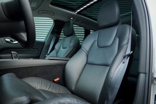 Volvo XC60 2.0 T6 Plug-in hybrid AWD Plus Dark / Pano / Trekhaak / Stoel&Stuurwielverwarming