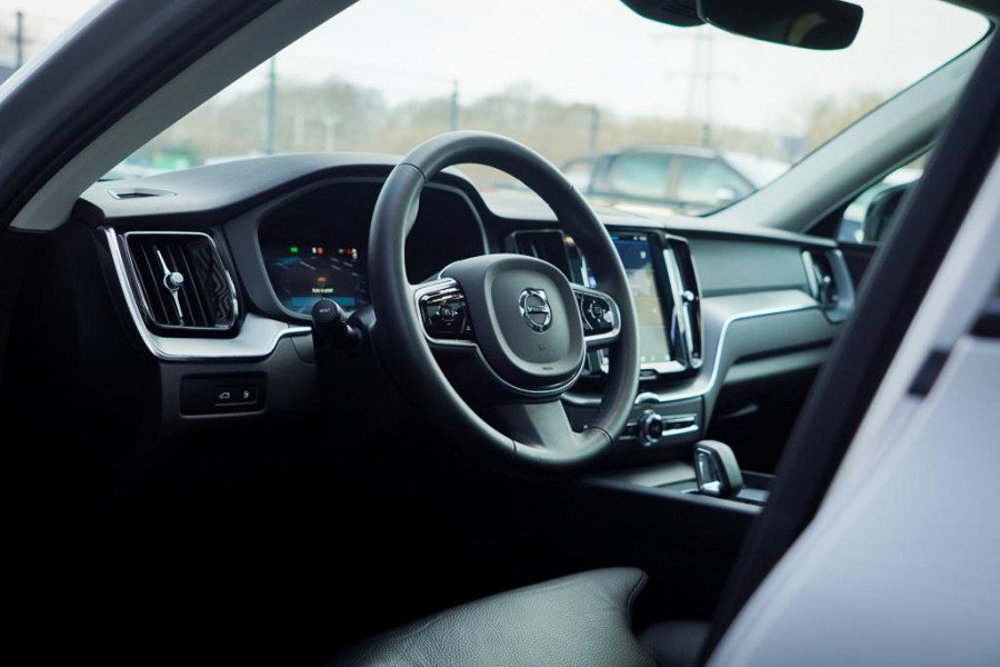 Volvo XC60 2.0 T6 Plug-in hybrid AWD Plus Dark / Pano / Trekhaak / Stoel&Stuurwielverwarming