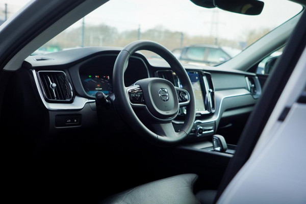 Volvo XC60 2.0 T6 Plug-in hybrid AWD Plus Dark / Pano / Trekhaak / Stoel&Stuurwielverwarming