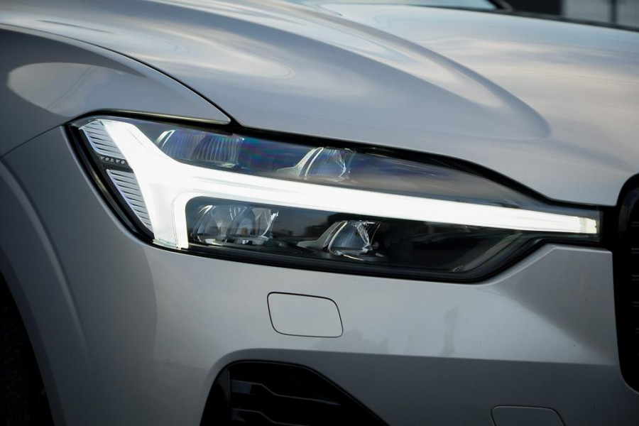 Volvo XC60 2.0 T6 Plug-in hybrid AWD Plus Dark / Pano / Trekhaak / Stoel&Stuurwielverwarming