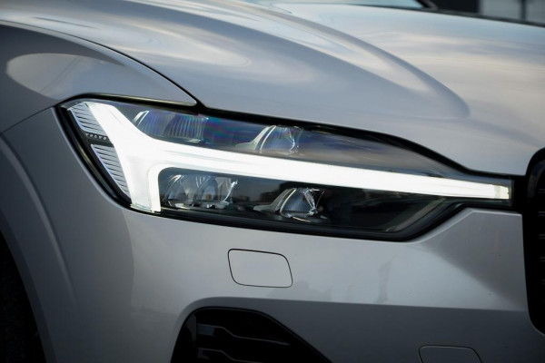 Volvo XC60 2.0 T6 Plug-in hybrid AWD Plus Dark / Pano / Trekhaak / Stoel&Stuurwielverwarming