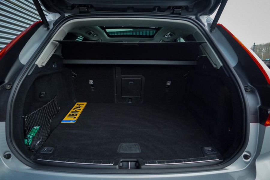 Volvo XC60 2.0 T6 Plug-in hybrid AWD Plus Dark / Pano / Trekhaak / Stoel&Stuurwielverwarming