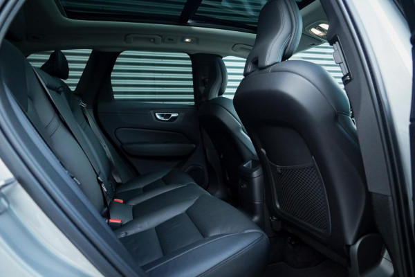 Volvo XC60 2.0 T6 Plug-in hybrid AWD Plus Dark / Pano / Trekhaak / Stoel&Stuurwielverwarming