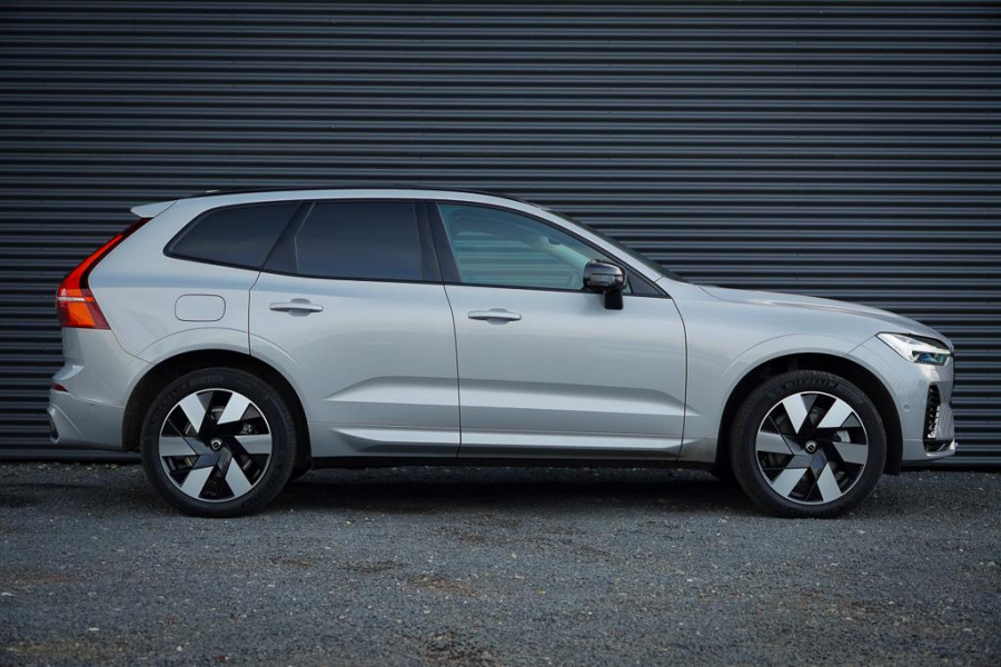 Volvo XC60 2.0 T6 Plug-in hybrid AWD Plus Dark / Pano / Trekhaak / Stoel&Stuurwielverwarming