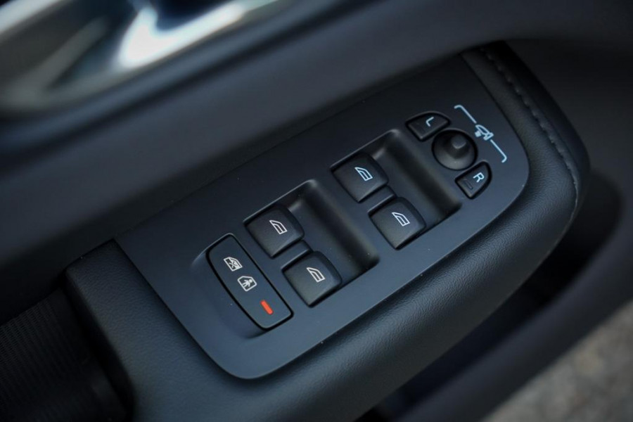 Volvo XC60 2.0 T6 Plug-in hybrid AWD Plus Dark / Pano / Trekhaak / Stoel&Stuurwielverwarming