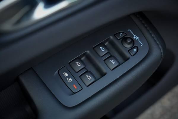 Volvo XC60 2.0 T6 Plug-in hybrid AWD Plus Dark / Pano / Trekhaak / Stoel&Stuurwielverwarming