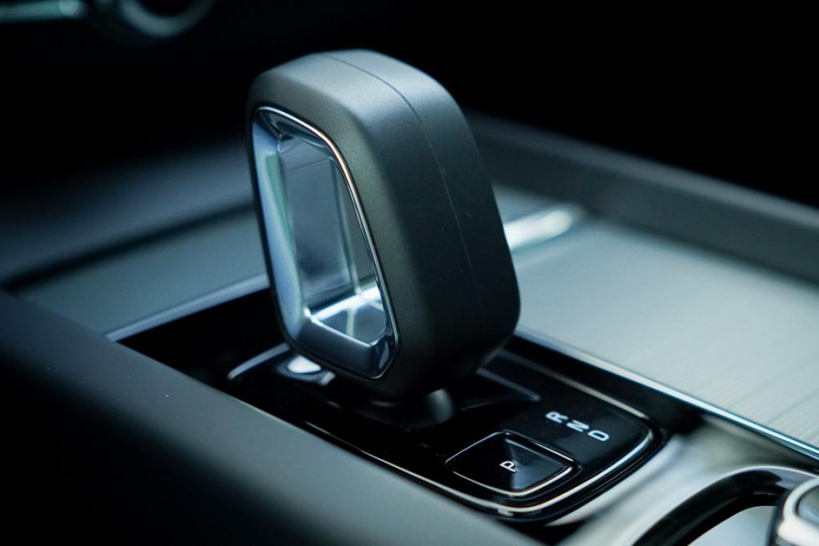 Volvo XC60 2.0 T6 Plug-in hybrid AWD Plus Dark / Pano / Trekhaak / Stoel&Stuurwielverwarming