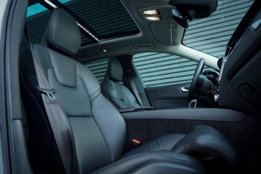 Volvo XC60 2.0 T6 Plug-in hybrid AWD Plus Dark / Pano / Trekhaak / Stoel&Stuurwielverwarming