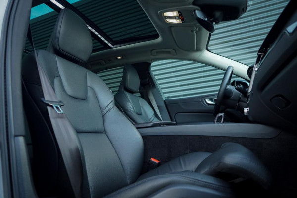 Volvo XC60 2.0 T6 Plug-in hybrid AWD Plus Dark / Pano / Trekhaak / Stoel&Stuurwielverwarming