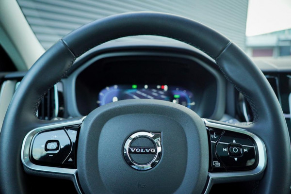 Volvo XC60 2.0 T6 Plug-in hybrid AWD Plus Dark / Pano / Trekhaak / Stoel&Stuurwielverwarming