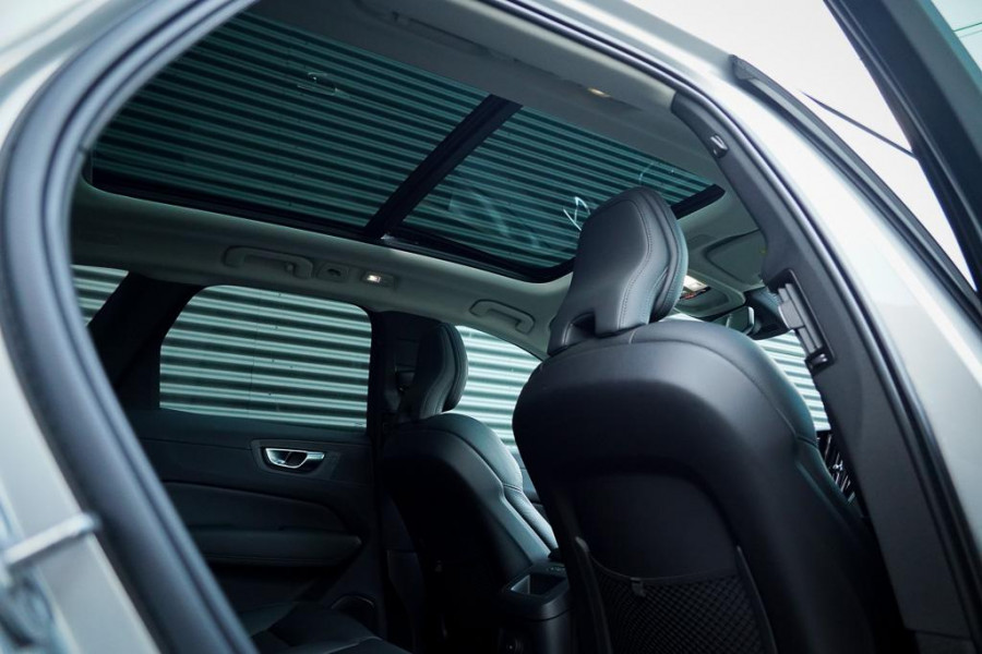 Volvo XC60 2.0 T6 Plug-in hybrid AWD Plus Dark / Pano / Trekhaak / Stoel&Stuurwielverwarming