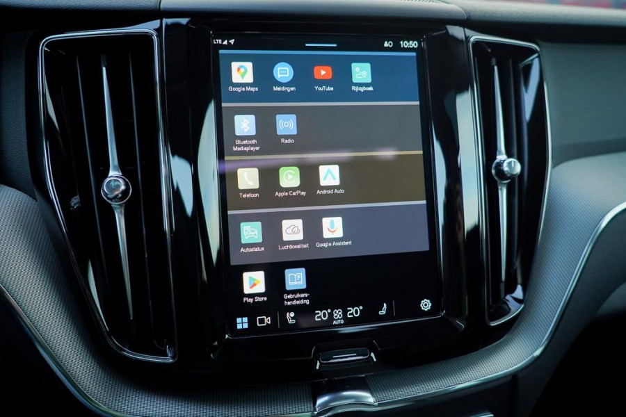 Volvo XC60 2.0 T6 Plug-in hybrid AWD Plus Dark / Pano / Trekhaak / Stoel&Stuurwielverwarming