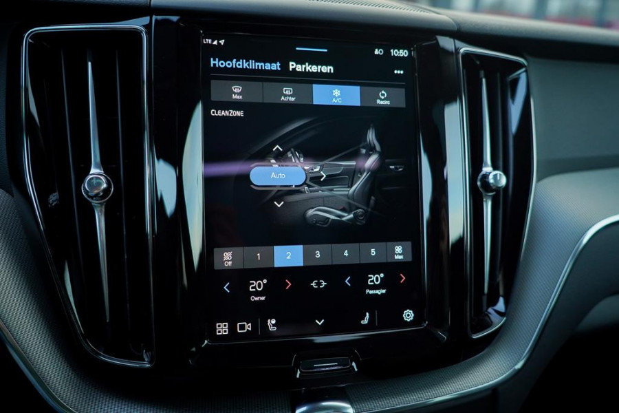 Volvo XC60 2.0 T6 Plug-in hybrid AWD Plus Dark / Pano / Trekhaak / Stoel&Stuurwielverwarming