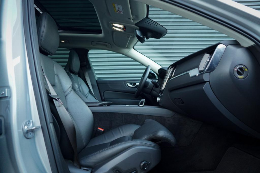 Volvo XC60 2.0 T6 Plug-in hybrid AWD Plus Dark / Pano / Trekhaak / Stoel&Stuurwielverwarming