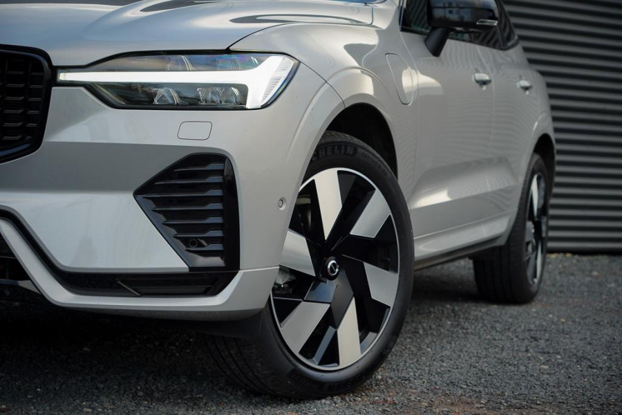 Volvo XC60 2.0 T6 Plug-in hybrid AWD Plus Dark / Pano / Trekhaak / Stoel&Stuurwielverwarming