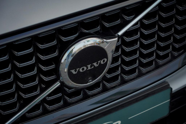 Volvo XC60 2.0 T6 Plug-in hybrid AWD Plus Dark / Pano / Trekhaak / Stoel&Stuurwielverwarming