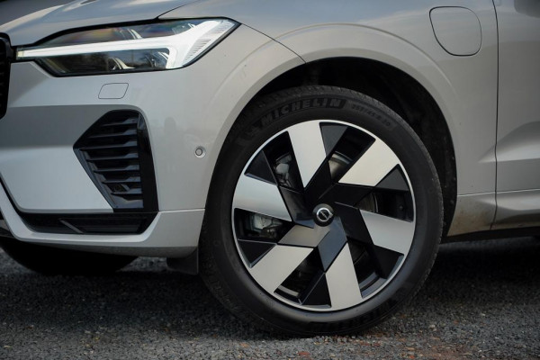 Volvo XC60 2.0 T6 Plug-in hybrid AWD Plus Dark / Pano / Trekhaak / Stoel&Stuurwielverwarming