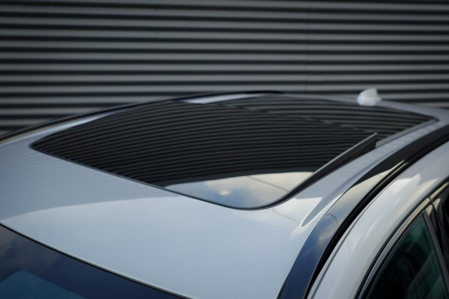 Volvo XC60 2.0 T6 Plug-in hybrid AWD Plus Dark / Pano / Trekhaak / Stoel&Stuurwielverwarming