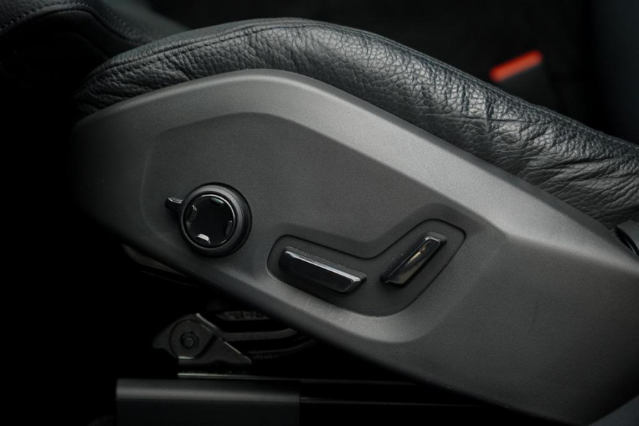 Volvo XC60 2.0 T6 Plug-in hybrid AWD Plus Dark / Pano / Trekhaak / Stoel&Stuurwielverwarming