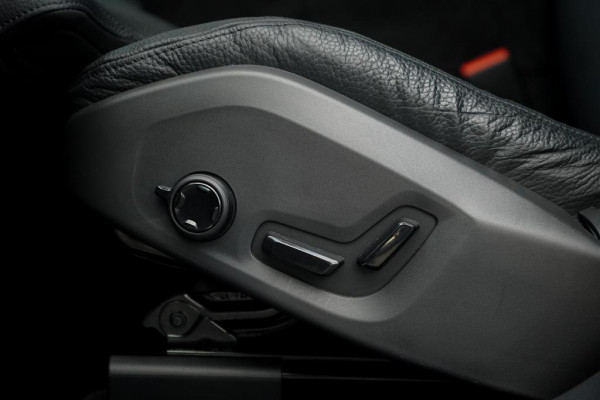 Volvo XC60 2.0 T6 Plug-in hybrid AWD Plus Dark / Pano / Trekhaak / Stoel&Stuurwielverwarming