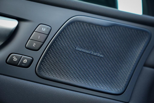 Volvo XC60 2.0 T6 Plug-in hybrid AWD Plus Dark / Pano / Trekhaak / Stoel&Stuurwielverwarming