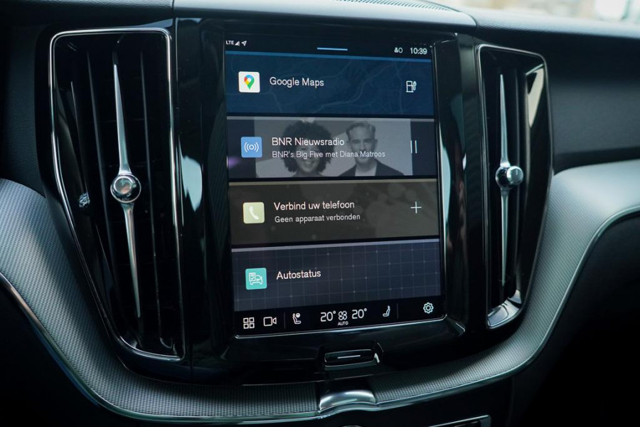 Volvo XC60 2.0 T6 Plug-in hybrid AWD Plus Dark / Pano / Trekhaak / Stoel&Stuurwielverwarming