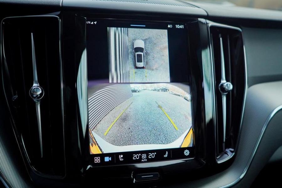 Volvo XC60 2.0 T6 Plug-in hybrid AWD Plus Dark / Pano / Trekhaak / Stoel&Stuurwielverwarming