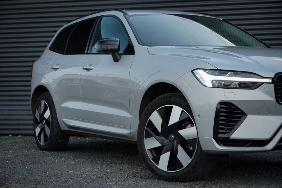 Volvo XC60 2.0 T6 Plug-in hybrid AWD Plus Dark / Pano / Trekhaak / Stoel&Stuurwielverwarming