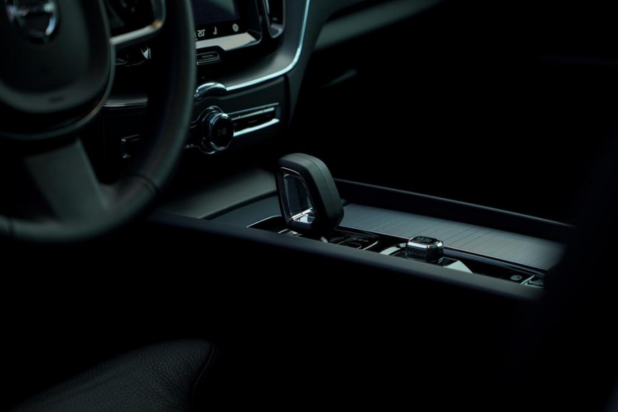 Volvo XC60 2.0 T6 Plug-in hybrid AWD Plus Dark / Pano / Trekhaak / Stoel&Stuurwielverwarming