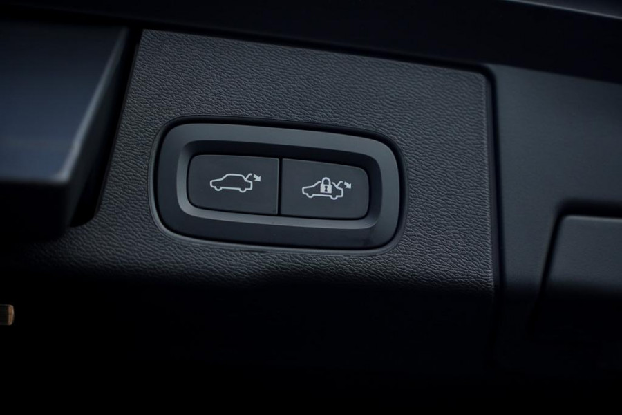 Volvo XC60 2.0 T6 Plug-in hybrid AWD Plus Dark / Pano / Trekhaak / Stoel&Stuurwielverwarming