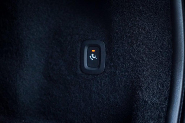 Volvo XC60 2.0 T6 Plug-in hybrid AWD Plus Dark / Pano / Trekhaak / Stoel&Stuurwielverwarming