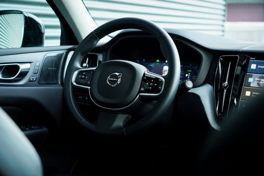 Volvo XC60 2.0 T6 Plug-in hybrid AWD Plus Dark / Pano / Trekhaak / Stoel&Stuurwielverwarming