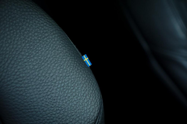 Volvo XC60 2.0 T6 Plug-in hybrid AWD Plus Dark / Pano / Trekhaak / Stoel&Stuurwielverwarming