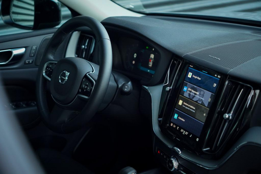 Volvo XC60 2.0 T6 Plug-in hybrid AWD Plus Dark / Pano / Trekhaak / Stoel&Stuurwielverwarming