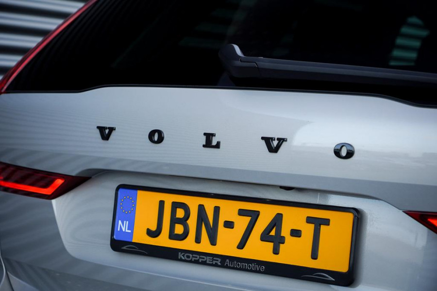 Volvo XC60 2.0 T6 Plug-in hybrid AWD Plus Dark / Pano / Trekhaak / Stoel&Stuurwielverwarming