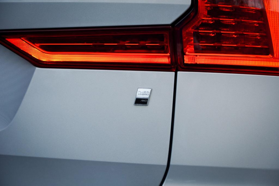 Volvo XC60 2.0 T6 Plug-in hybrid AWD Plus Dark / Pano / Trekhaak / Stoel&Stuurwielverwarming