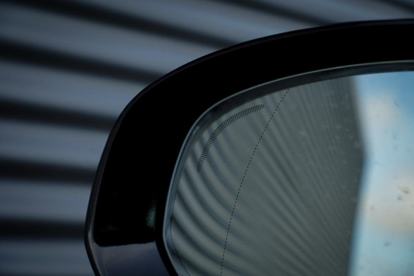 Volvo XC60 2.0 T6 Plug-in hybrid AWD Plus Dark / Pano / Trekhaak / Stoel&Stuurwielverwarming