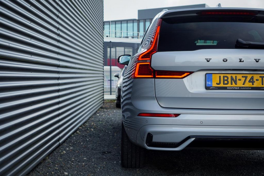 Volvo XC60 2.0 T6 Plug-in hybrid AWD Plus Dark / Pano / Trekhaak / Stoel&Stuurwielverwarming