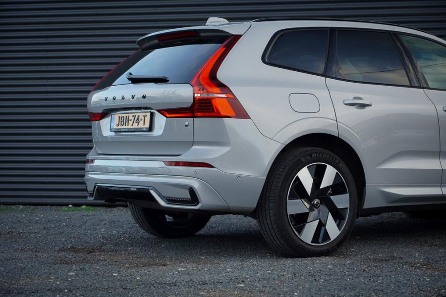 Volvo XC60 2.0 T6 Plug-in hybrid AWD Plus Dark / Pano / Trekhaak / Stoel&Stuurwielverwarming