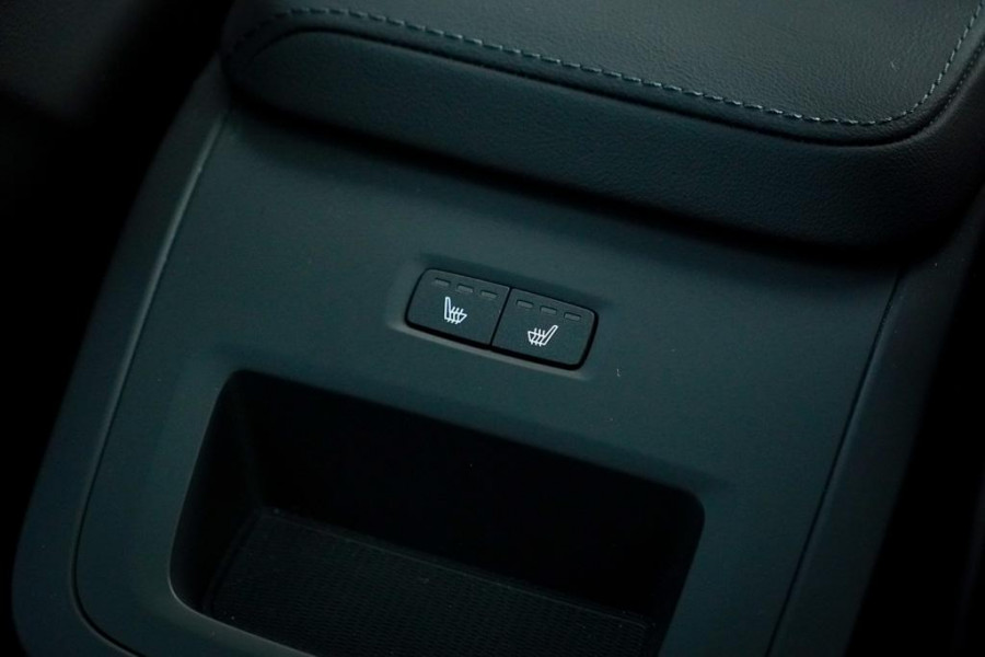 Volvo XC60 2.0 T6 Plug-in hybrid AWD Plus Dark / Pano / Trekhaak / Stoel&Stuurwielverwarming