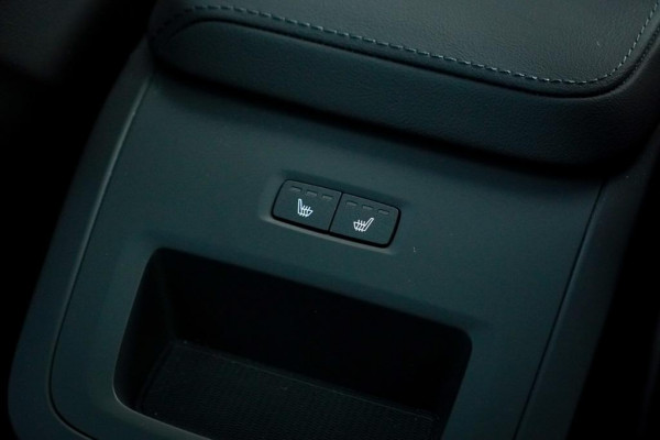 Volvo XC60 2.0 T6 Plug-in hybrid AWD Plus Dark / Pano / Trekhaak / Stoel&Stuurwielverwarming