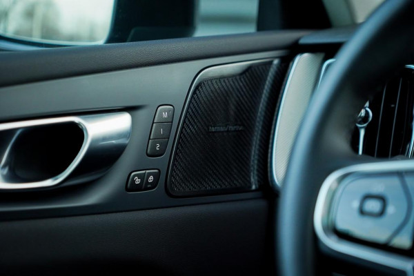 Volvo XC60 2.0 T6 Plug-in hybrid AWD Plus Dark / Pano / Trekhaak / Stoel&Stuurwielverwarming