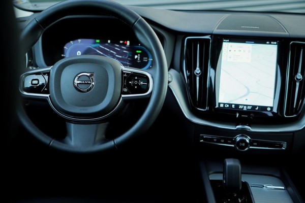 Volvo XC60 2.0 T6 Plug-in hybrid AWD Plus Dark / Pano / Trekhaak / Stoel&Stuurwielverwarming