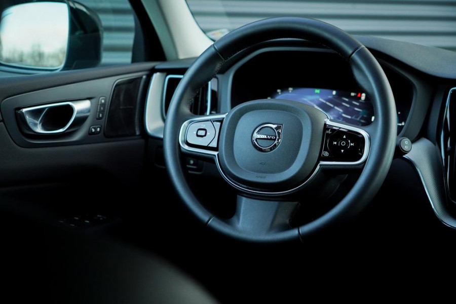 Volvo XC60 2.0 T6 Plug-in hybrid AWD Plus Dark / Pano / Trekhaak / Stoel&Stuurwielverwarming